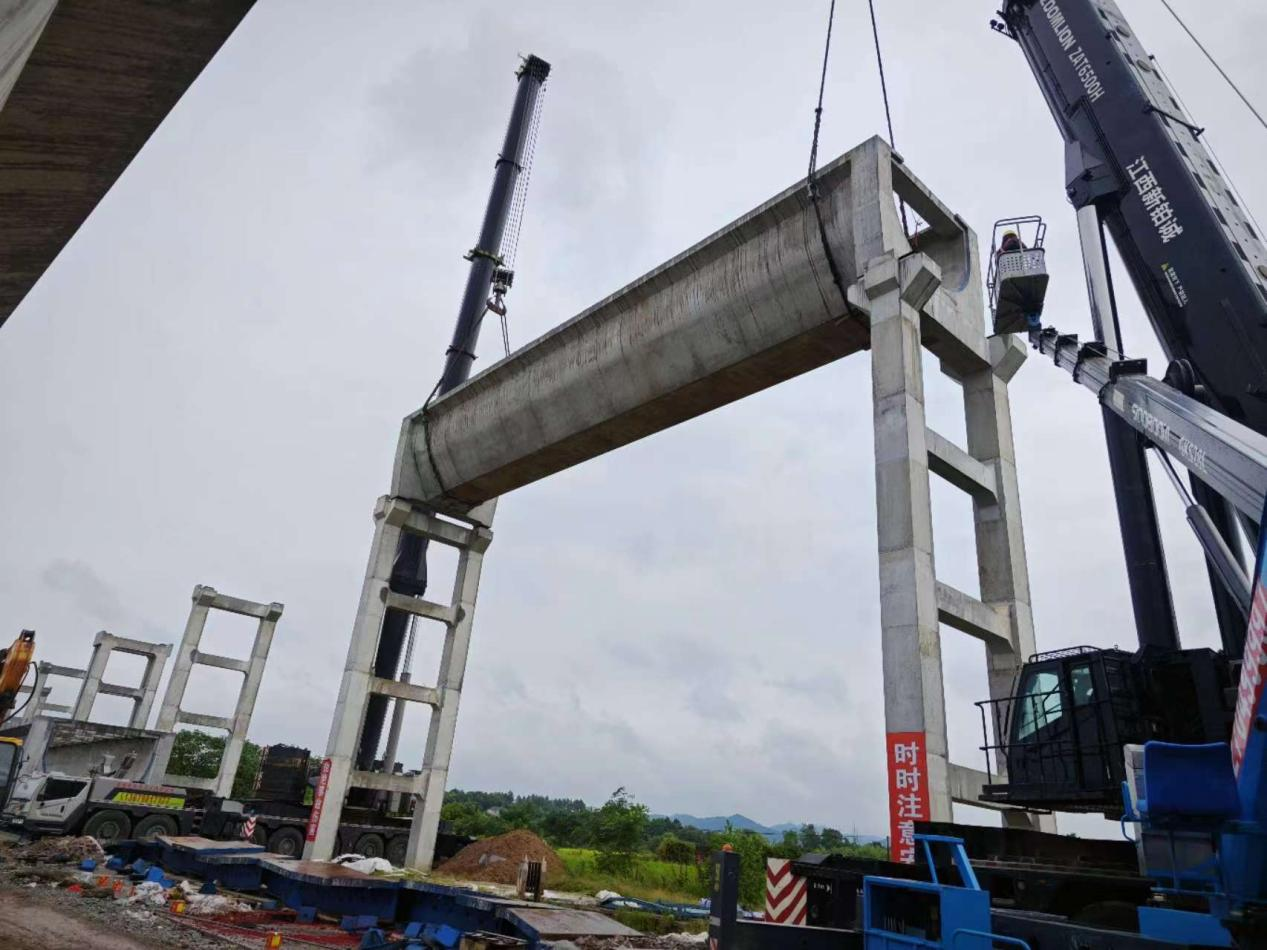 上饶市大坳灌区工程Ⅱ标岑港河渡槽首片25m预应力槽身顺利完成吊装